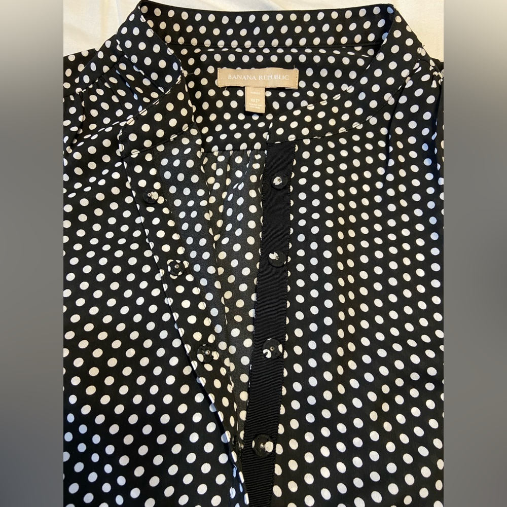 Banana Republic polka dot black & white top size 8P.